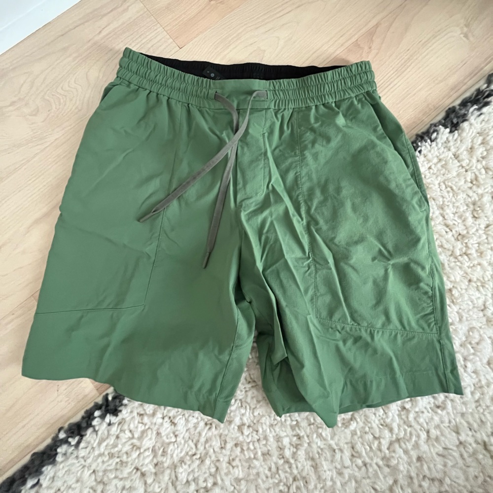 Lululemon bowline short 8” stretch ripstop cedar green sz L